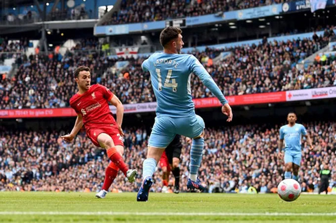 Man City chia điểm với Liverpool dù 2 lần dẫn bàn