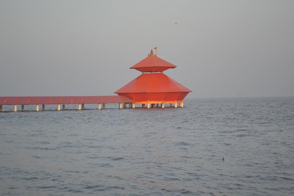 Ngôi đền "thoắt ẩn, thoắt hiện" giữa biển hút khách đến chiêm ngưỡng