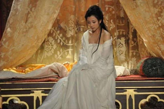 Thanh gỗ lạ trên đầu giường hoàng đế khiến các phi tần hàng đêm run rẩy khiếp sợ