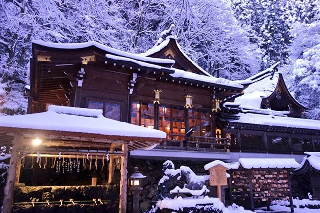Chiêm ngưỡng vẻ đẹp mê hoặc trong tuyết của ngôi đền thần ở Nhật Bản 3