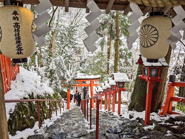 Chiêm ngưỡng vẻ đẹp mê hoặc trong tuyết của ngôi đền thần ở Nhật Bản 7