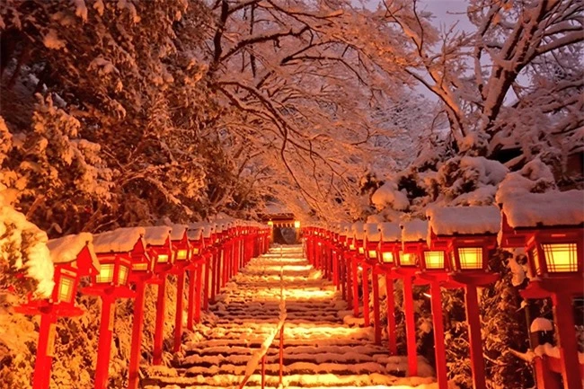 Chiêm ngưỡng vẻ đẹp mê hoặc trong tuyết của ngôi đền thần ở Nhật Bản 8