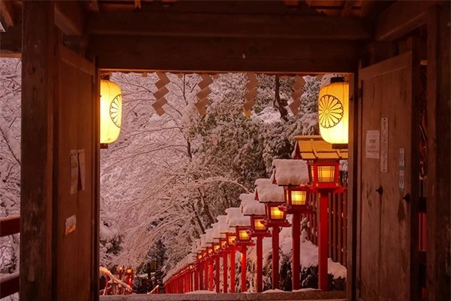 Chiêm ngưỡng vẻ đẹp mê hoặc trong tuyết của ngôi đền thần ở Nhật Bản 9