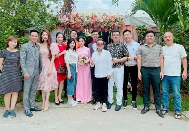 Nghệ sĩ Tiết Cương bất ngờ cưới vợ trẻ ở tuổi 49, bạn bè đồng nghiệp cứ ngỡ bị đùa khi nhận thiệp mời - Ảnh 3.