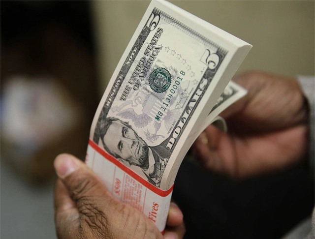 Nợ công toàn cầu dự kiến tăng 9,5% lên mức kỷ lục 71.600 tỷ USD trong năm nay. Đà tăng được dự báo sẽ không sớm kết thúc. Ảnh: Reuters.