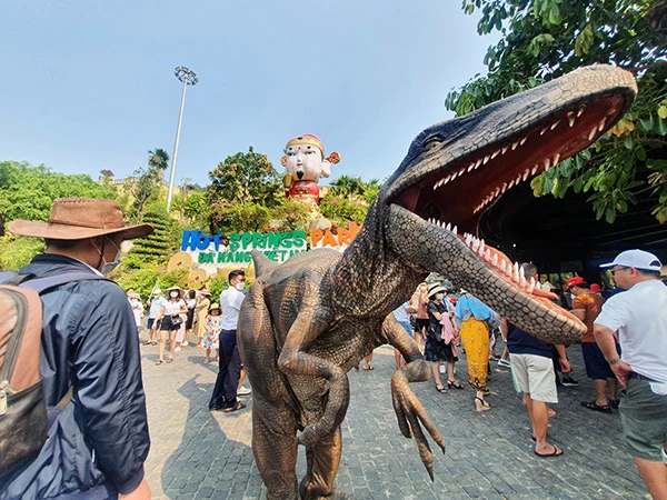 Trong 3 ngày nghỉ lễ Giỗ Tỏ Hùng Vương (từ 9 - 11/4, Công viên suối khoáng nóng Núi Thần Tài (Đà Nẵng) đã đón khoảng 9.000 lượt khách