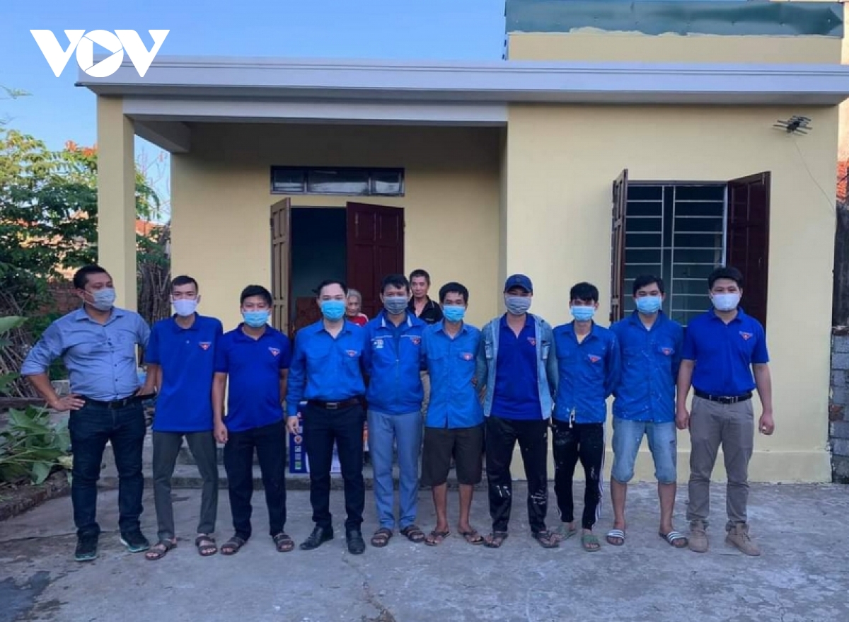 “Đội thợ xây 0 đồng” sửa nhà miễn phí giúp người nghèo