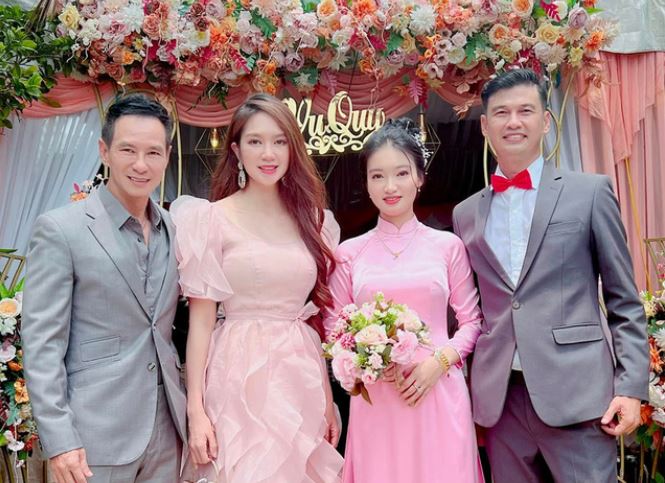 Nghệ sĩ Tiết Cương bất ngờ cưới vợ trẻ ở tuổi 49, bạn bè đồng nghiệp cứ ngỡ bị đùa khi nhận thiệp mời