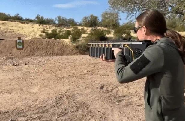 Ai cũng chế nhạo "thứ đồ chơi" này cho đến khi nòng súng khai hỏa: Không phải dạng vừa?