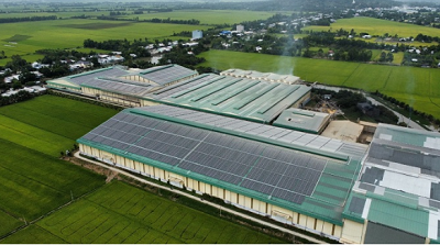 Hệ thống điện mặt trời áp mái của Công ty TNHH Sembcorp Solar Việt Nam lắp trên mái nhà của Công ty Lương thực Thoại Sơn.- An Giang.