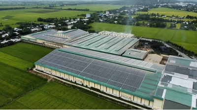Hệ thống điện mặt trời áp mái của Công ty TNHH Sembcorp Solar Việt Nam lắp trên mái nhà của Công ty Lương thực Thoại Sơn.- An Giang.