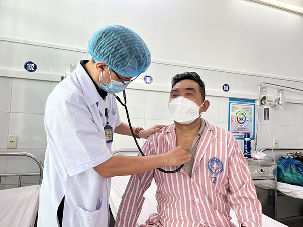 Đà Nẵng: Gắp thành công viên thuốc còn nguyên vỏ trong khí quản bệnh nhân suốt 3 năm