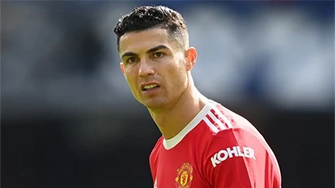 Fan nhí bị đập điện thoại từ chối lời mời của Ronaldo