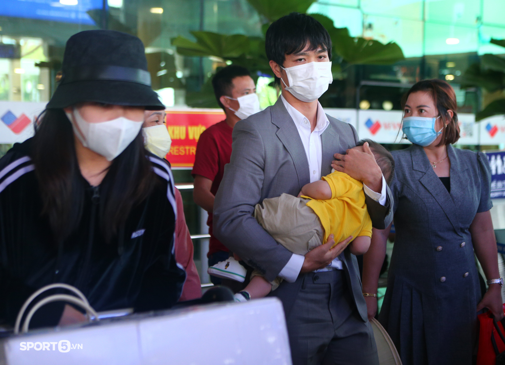Công Phượng bế con về TP HCM, cùng HAGL tham dự AFC Champions League