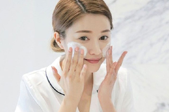 5 mẹo trong khi rửa mặt, da sẽ sáng đẹp lên từng ngày