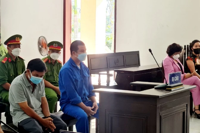 Bị cáo Phạm Văn Cung, Nguyễn Tuấn Sĩ tại phiên tòa. 