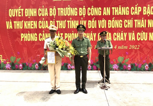 Chủ tịch nước tặng thưởng Huân chương Dũng cảm cho chiến sĩ PCCC cứu 4 người đuối nước