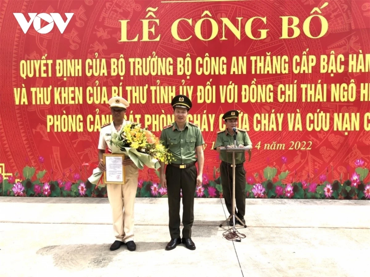 Trung úy Thái Ngô Hiếu được thăng hàm Đại úy vì thành tích cứu 4 người bị đuối nước (Ảnh: Nguyễn Văn Việt)