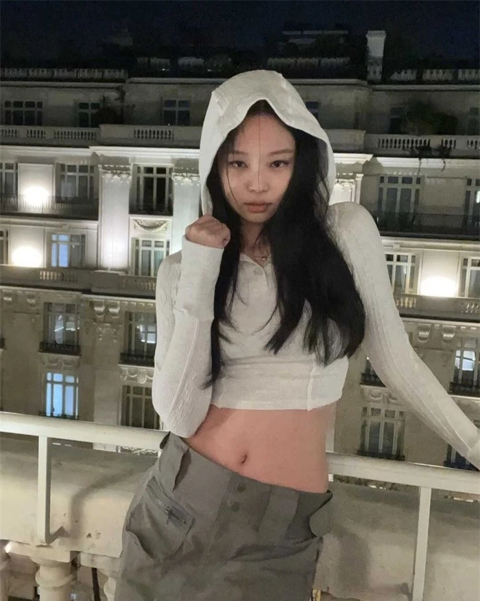 Jennie 'khuấy đảo' Paris bằng những trang phục 'không khoe triệt để eo thon đời không nể'