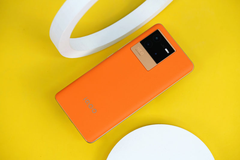 Smartphone chip Snapdragon 8 Gen1, RAM 12 GB, sạc 80W, giá rẻ ‘giật mình’