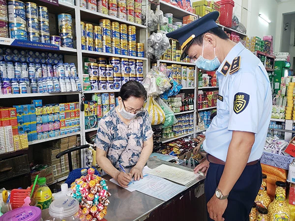 Lực lượng QLTT Đà Nẵng triển khai cho các doanh nghiệp, hộ kinh doanh ký cam kết không tăng giá hàng hóa bất hợp lý