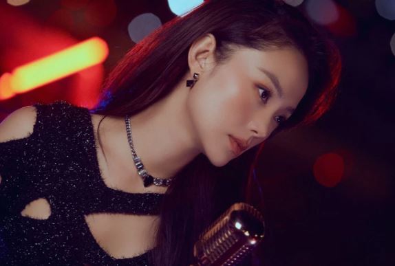 Sắp lấy chồng, Minh Hằng bỗng chia sẻ: "Một ai đó đã yêu thương mình và rồi người đó đã yêu thương người khác"