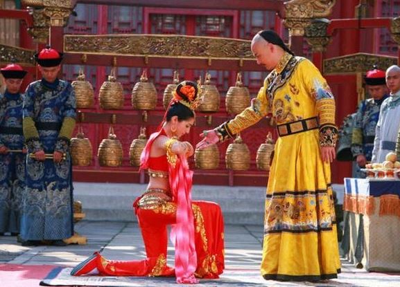 Mỹ nhân bị chồng bỏ lại được Càn Long sủng ái, thẻ bài thị tẩm được lật nhiều đến tróc sơn