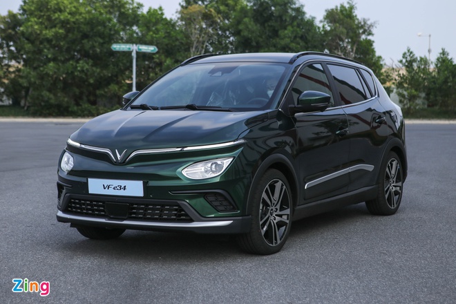 Ôtô điện VinFast VF e34 hơn kém gì xe xăng cùng tầm giá?
