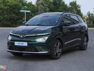 Ôtô điện VinFast VF e34 hơn kém gì xe xăng cùng tầm giá?