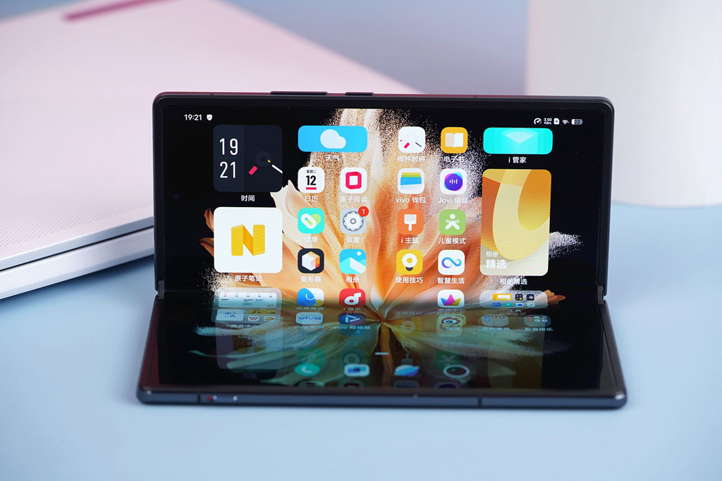 Cận cảnh đối thủ mới của Samsung Galaxy Z Fold3 5G, giá hơn 32 triệu đồng