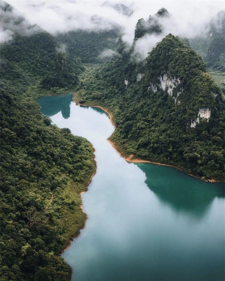 Hồ nước đẹp như tranh, quanh năm xanh màu ngọc bích nằm giữa núi rừng Cao Bằng - 1