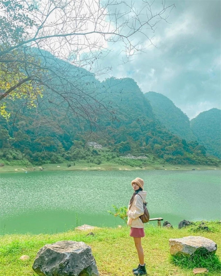 Hồ nước đẹp như tranh, quanh năm xanh màu ngọc bích nằm giữa núi rừng Cao Bằng - 10