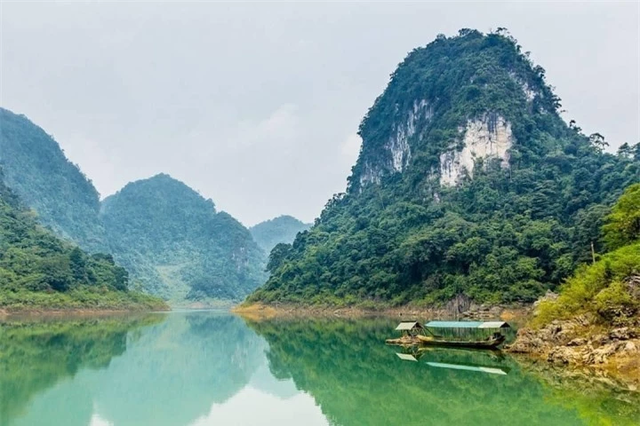Hồ nước đẹp như tranh, quanh năm xanh màu ngọc bích nằm giữa núi rừng Cao Bằng - 3