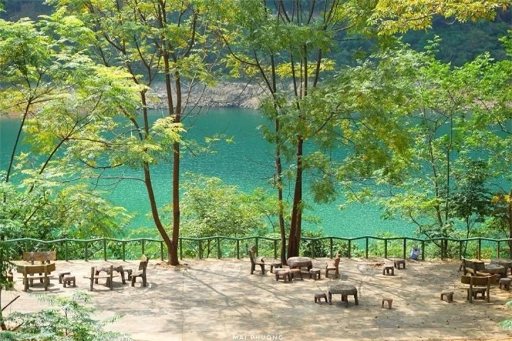 Hồ nước đẹp như tranh, quanh năm xanh màu ngọc bích nằm giữa núi rừng Cao Bằng - 4