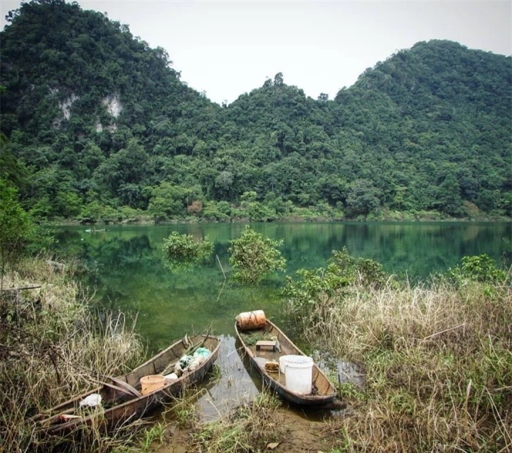 Hồ nước đẹp như tranh, quanh năm xanh màu ngọc bích nằm giữa núi rừng Cao Bằng - 5