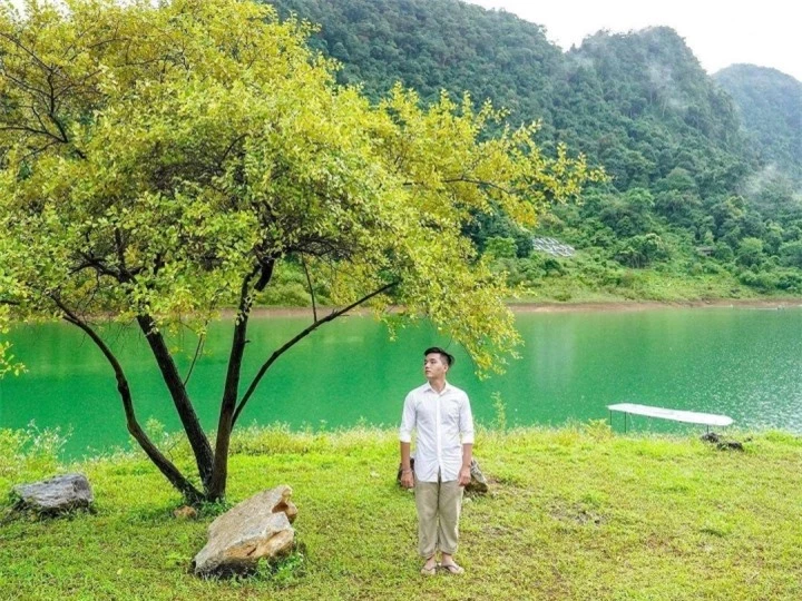 Hồ nước đẹp như tranh, quanh năm xanh màu ngọc bích nằm giữa núi rừng Cao Bằng - 7