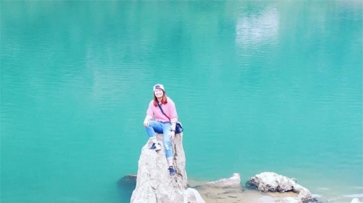Hồ nước đẹp như tranh, quanh năm xanh màu ngọc bích nằm giữa núi rừng Cao Bằng - 8