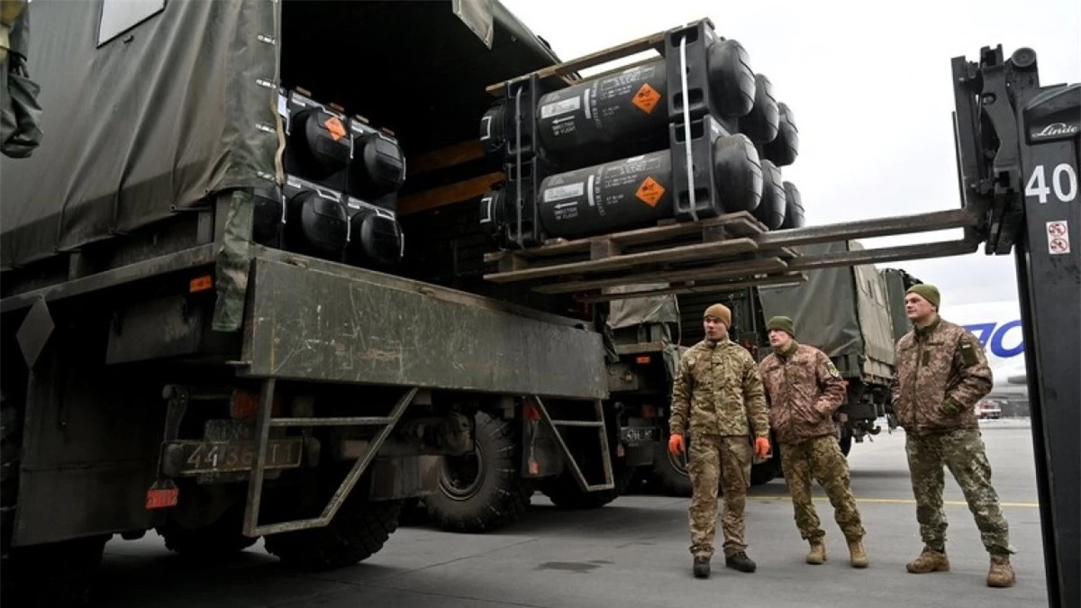 Tên lửa chống tăng FGM-148 Javelin do Mỹ cung cấp cho Ukraine trên một xe tải. Ảnh: AFP