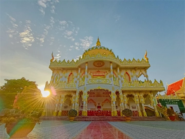 Ngôi chùa ‘dát vàng’ nguy nga như cung điện, chụp hình đẹp quên lối về - 1