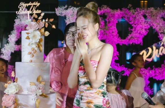 1 Hoa hậu Vbiz công khai khoảnh khắc tình tứ bên bạn trai vào dịp sinh nhật, chiếc nhẫn ở ngón áp út gây chú ý!