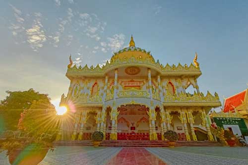 Ngôi chùa ‘dát vàng’ nguy nga như cung điện, chụp hình đẹp quên lối về