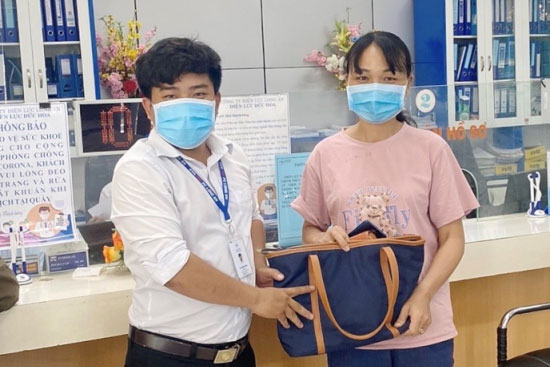 Nhân viên Điện lực Đức Hòa trả tài sản cho khách hàng bỏ quên