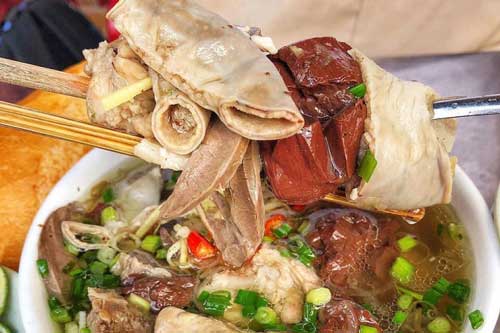 Huyết chưng lòng heo: Món ngon lạ miệng của người Hoa cực hút khách ở Sài Gòn