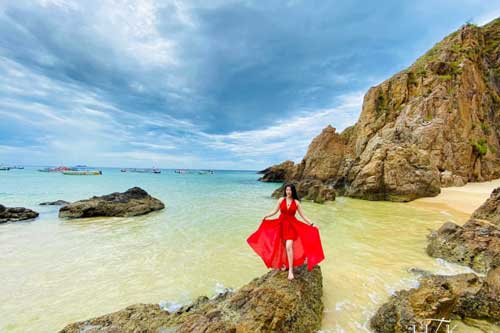 Bãi biển nổi tiếng Quy Nhơn đẹp đến nao lòng với muôn góc sống ảo rực rỡ