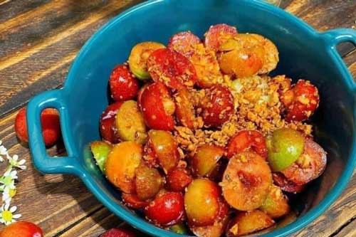 Mận hậu đầu mùa: Vừa chua vừa chát nhưng chị em vẫn mê mệt khi chấm với thứ này