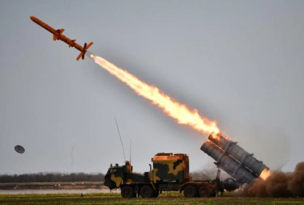 NÓNG: Ukraine tuyên bố dùng 2 tên lửa Neptune bắn trúng tuần dương hạm Moskva của Nga