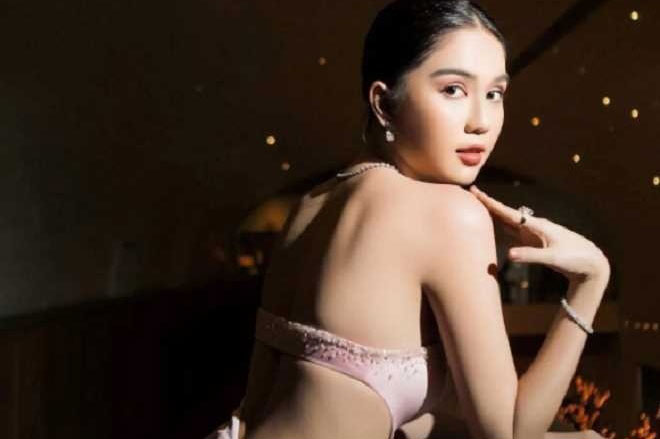 Ngọc Trinh diện váy xẻ đến hông, khoe tối đa những đường cong nuột nà