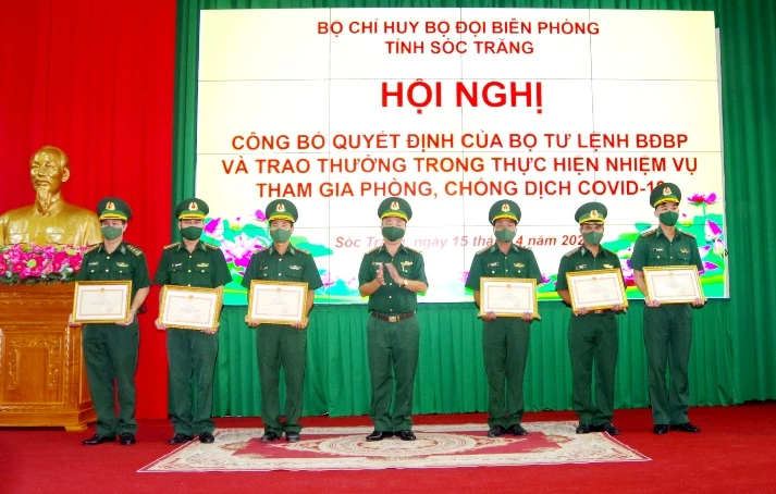 Ảnh 2: Thượng tá Hà Huy Trường, Chủ nhiệm Chính trị BĐBP tỉnh Sóc Trăng công bố Quyết định của Bộ Tư lệnh BĐBP về việc tặng Bằng khen cho 1 tập thể và 7 cá nhân thuộc Bộ chỉ huy BĐBP Sóc trăng.