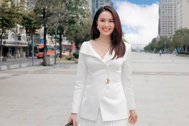 Diện áo vest với váy xếp ly, nàng công sở dịu dàng chẳng kém Hương Giang, Hồng Diễm