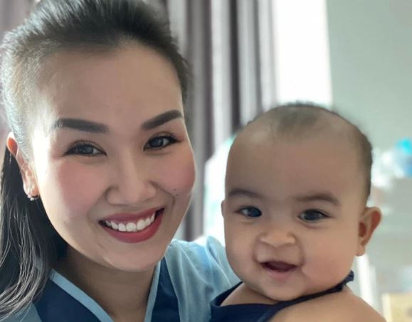 Lần đầu đi xe buýt, con gái Võ Hạ Trâm làm hành động khiến mẹ phì cười